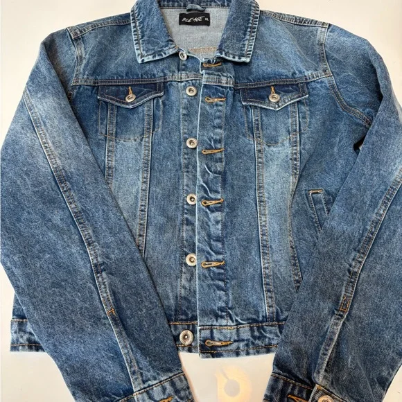 #109 Women’s Vintage-Inspired Blue Denim Jacket with Embroidery. Like New! - Picture 7 of 12